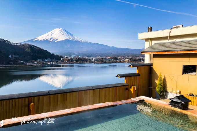 一邊享受溫泉水的洗禮,一邊飽覽富士山和河口湖的壯觀美景,生活即是