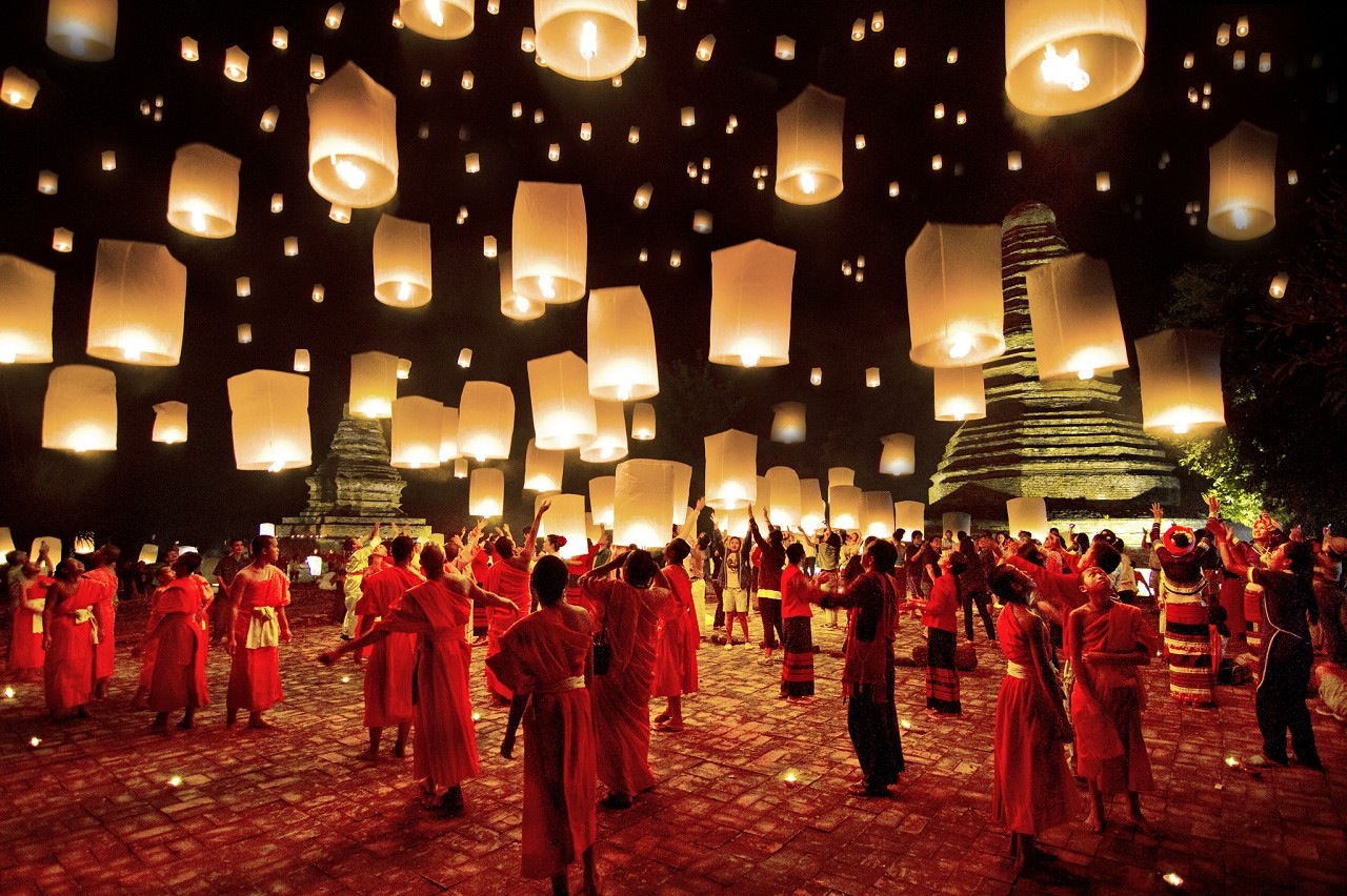 视频：泰国，清迈，水灯节上放飞的孔明灯 2015年11月24日 - 必应壁纸 - 中文搜索引擎指南网