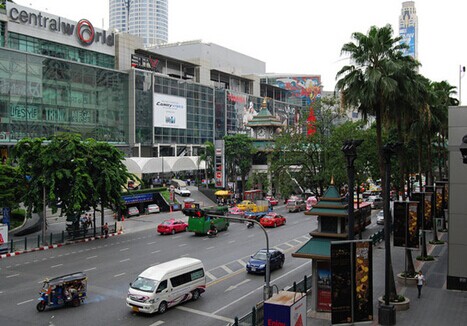 泰国曼谷的街头熙熙攘攘的简单介绍